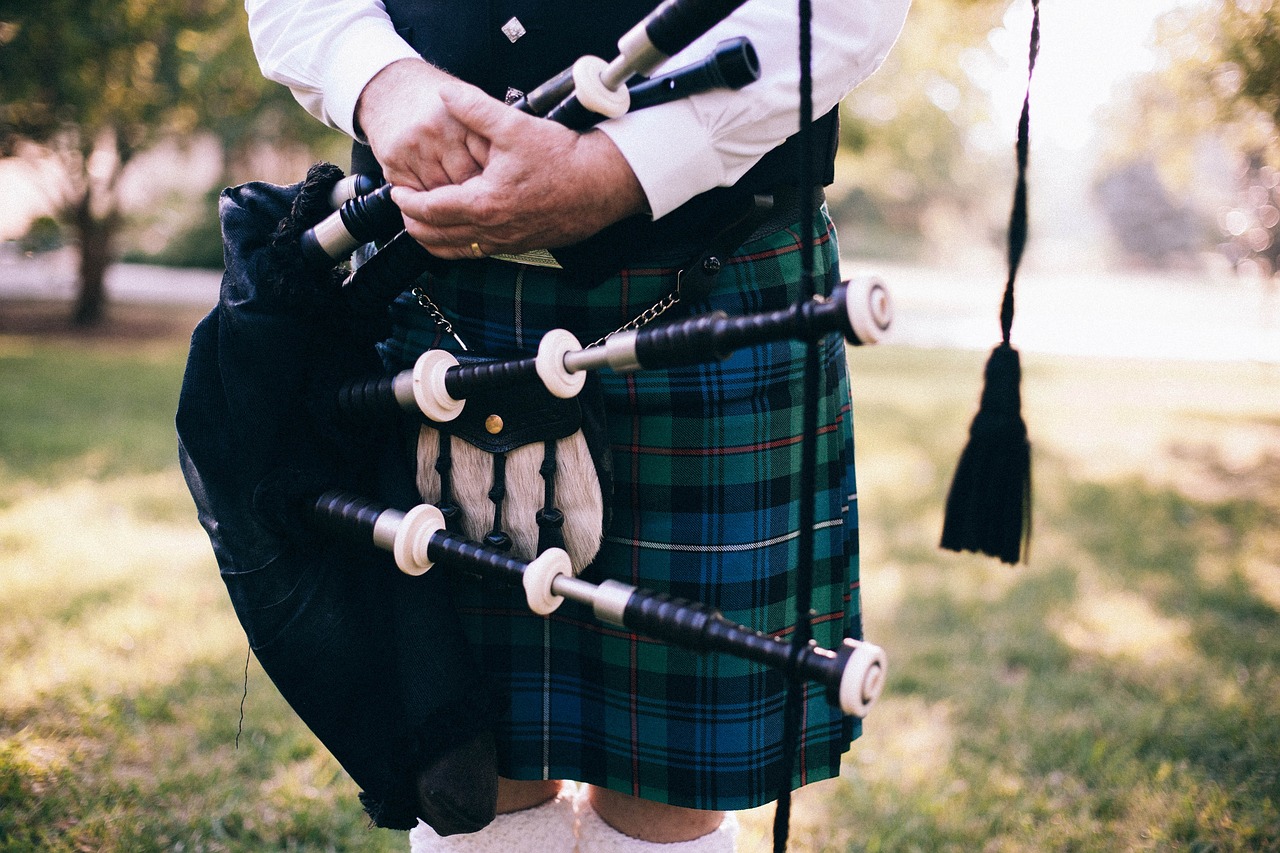 bagpipe, scot, uilleann pipes-349717.jpg